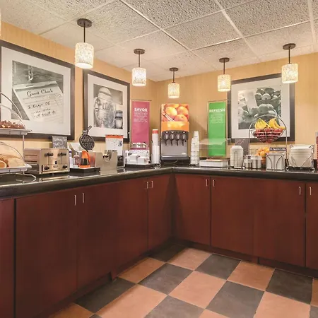 Hampton Inn Des Moines-Airport-2